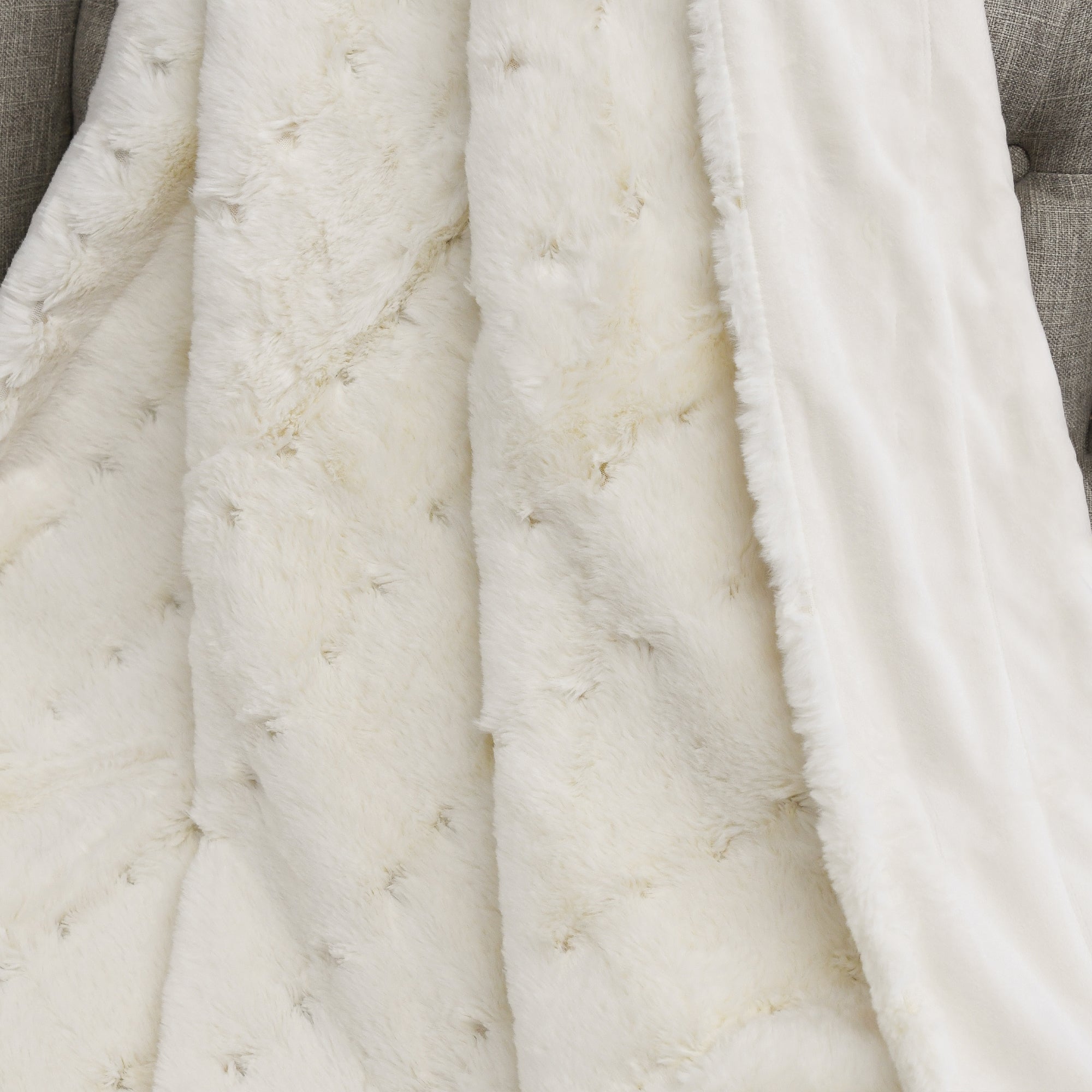 STITCHING JACQUARD FAUX FUR THROW - Antique White