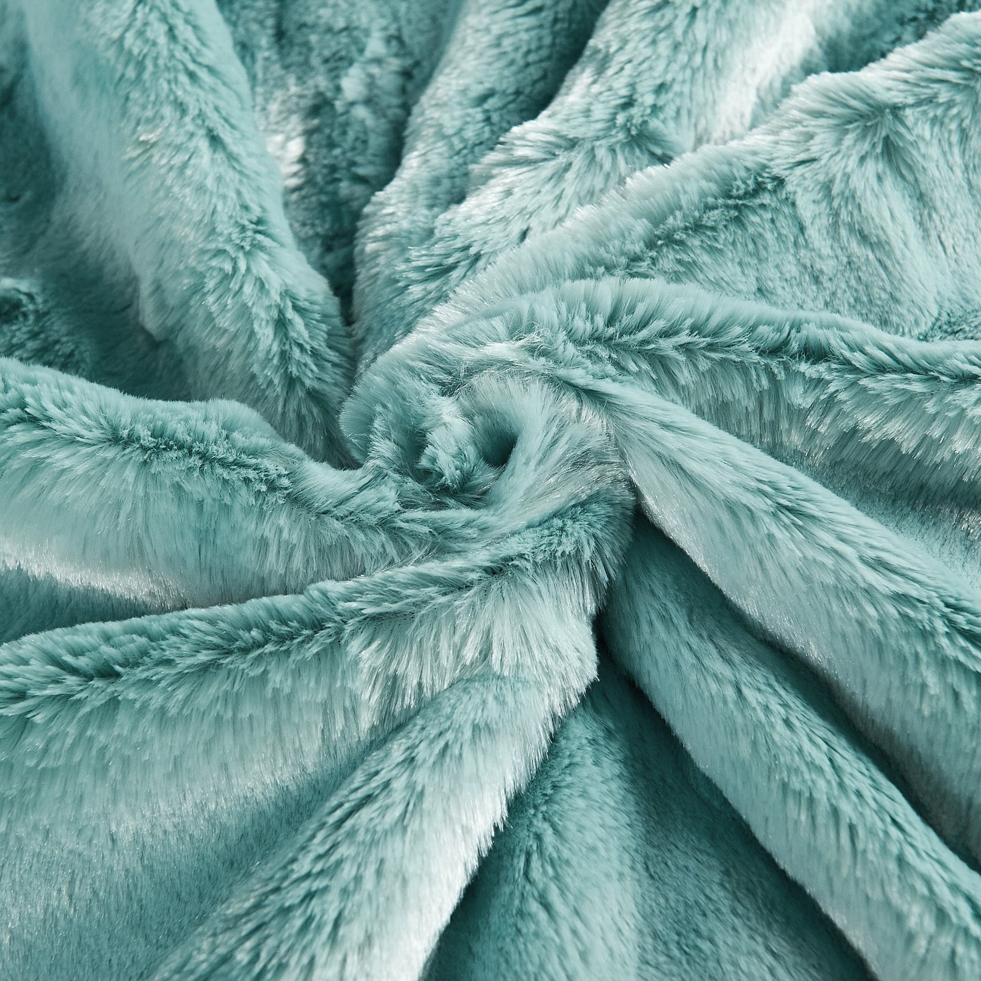 PLAIN FAUX FUR THROW