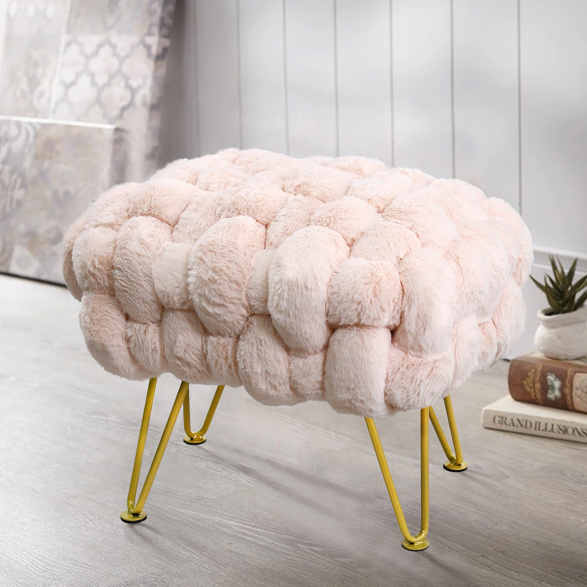 Faux Fur Pouf Stool /Taburete tipo Puff con pelo sintetico.